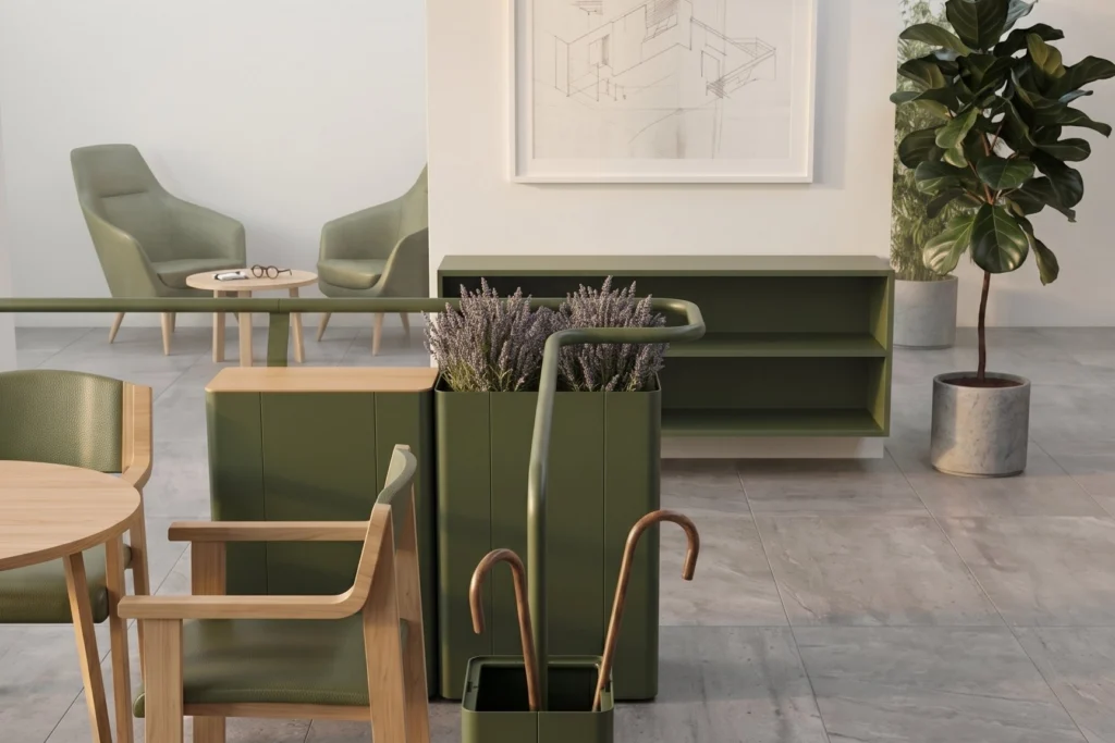 Complementi d'arredo verde salvia in uno spazio comune: fioriere alte con lavanda, portabastoni, madia bassa e poltrone