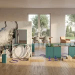 Sala per le attività di una struttura socio-sanitaria con contenitori Agora e attrezzatura per la ginnastica dolce