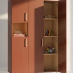 Armadio Incanto color terracotta con anta aperta e interno in rovere per camera di casa di riposo