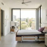 Camera di residenza sanitaria assistenziale con armadio Incanto giallo, letto di degenza e comodino su ruote
