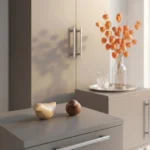 Dettaglio del piano del comodino Incanto e della maniglia continua in alluminio