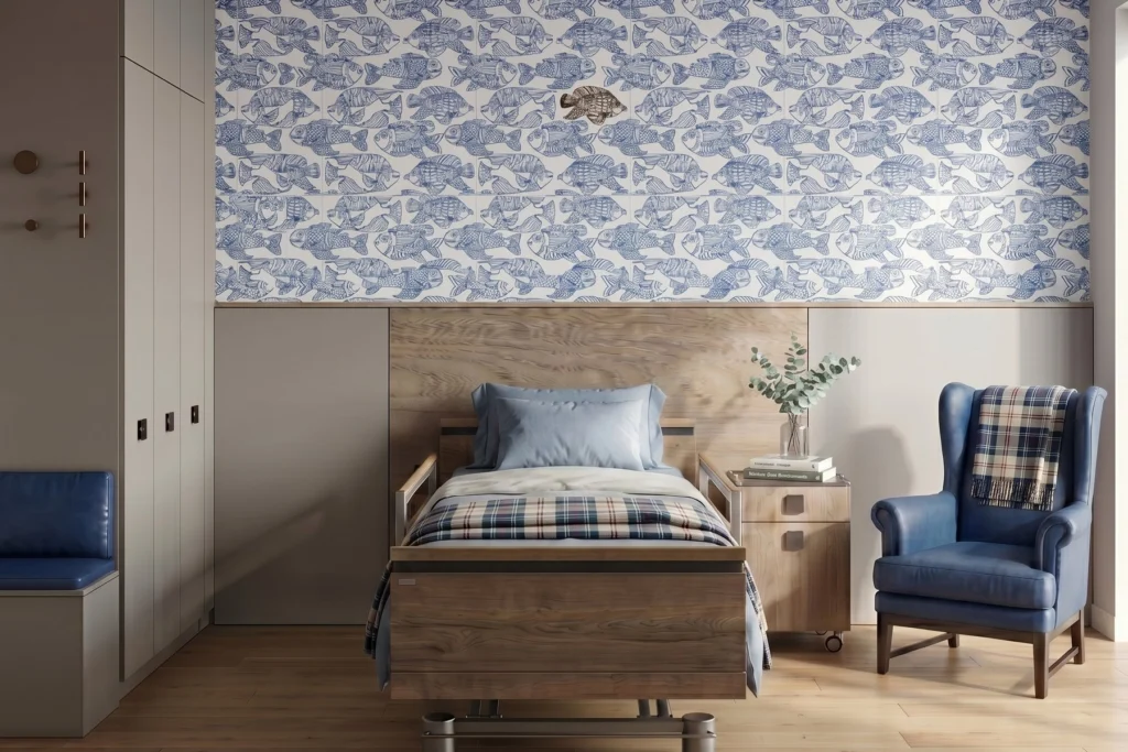 Camera con letto di degenza, poltrona bergere blu e carta da parati decorativa — RSA, progetto PCDR