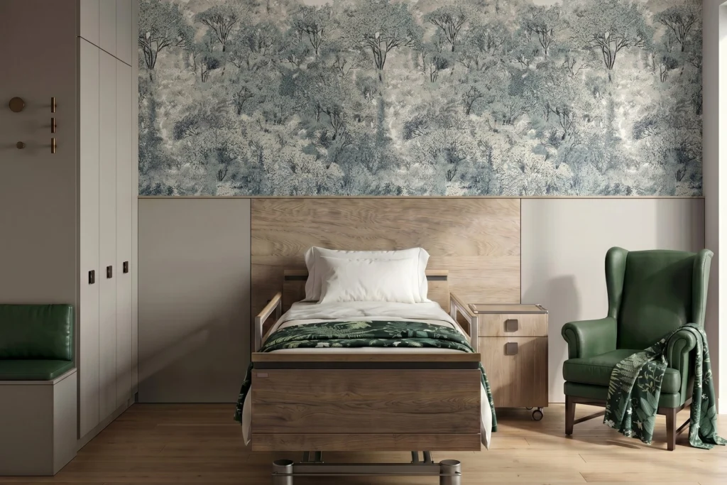 Camera con letto di degenza, poltrona bergere verde e murale boschivo — RSA, progetto PCDR