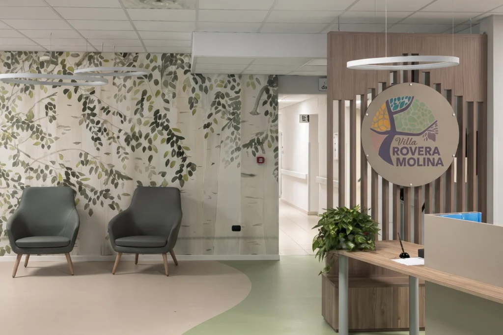 Ingresso con reception, insegna della struttura e sedute d'attesa — RSA, progetto Villa Rovera Molina