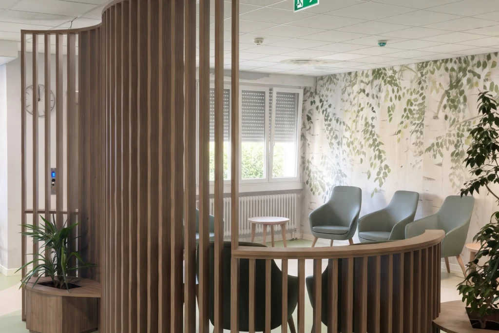Quinta curva in listelli di legno con zona conversazione e fioriere — RSA, progetto Villa Rovera Molina
