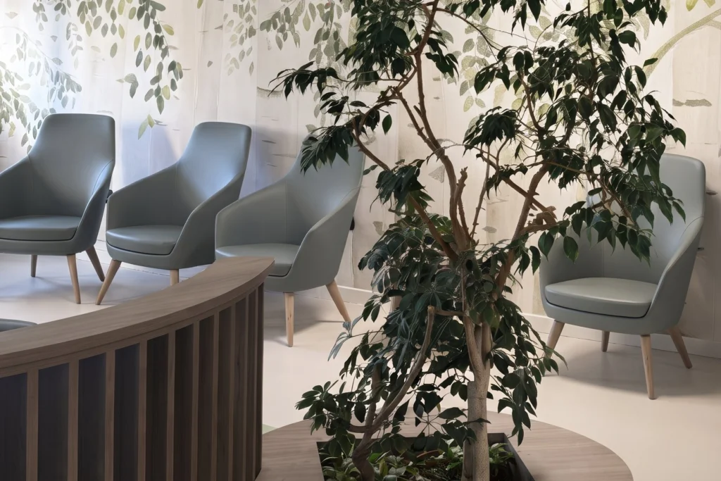 Bancone reception curvo con sedute d'attesa e fioriera integrata — RSA, progetto Villa Rovera Molina