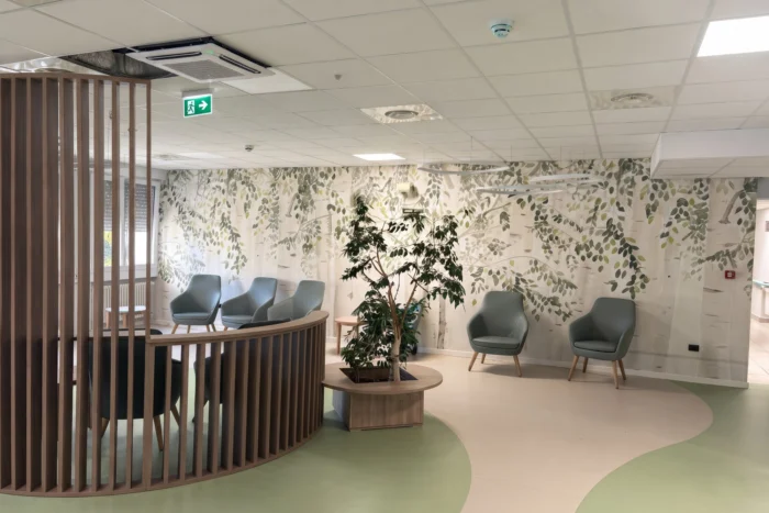 Sala d'attesa con poltrone e carta da parati botanica — RSA, progetto Villa Rovera Molina