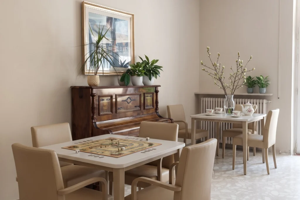 Sala ricreativa con tavolo da gioco, poltroncine e credenza d'epoca — RSA, progetto Villa Spada